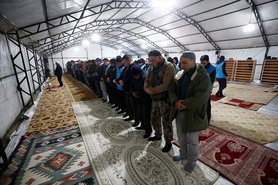 Deprem bölgesinde Mirac Kandili dualarla idrak edildi