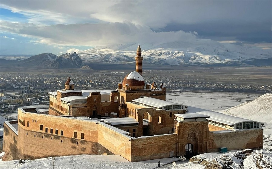 İshak Paşa Sarayı karla buluştu