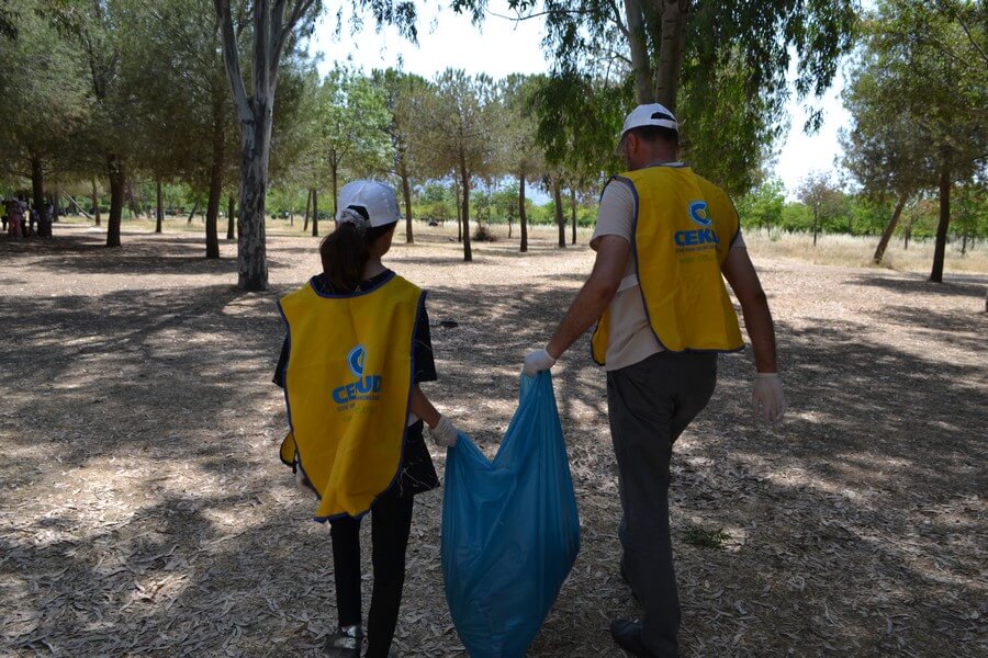 Çevreciler el birliğiyle doğayı temizledi