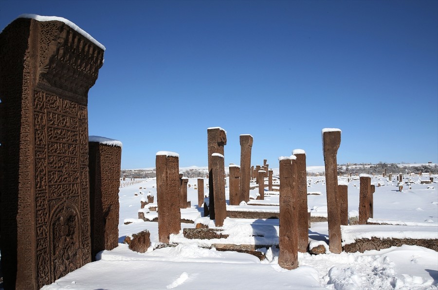 Ahlat karla buluştu