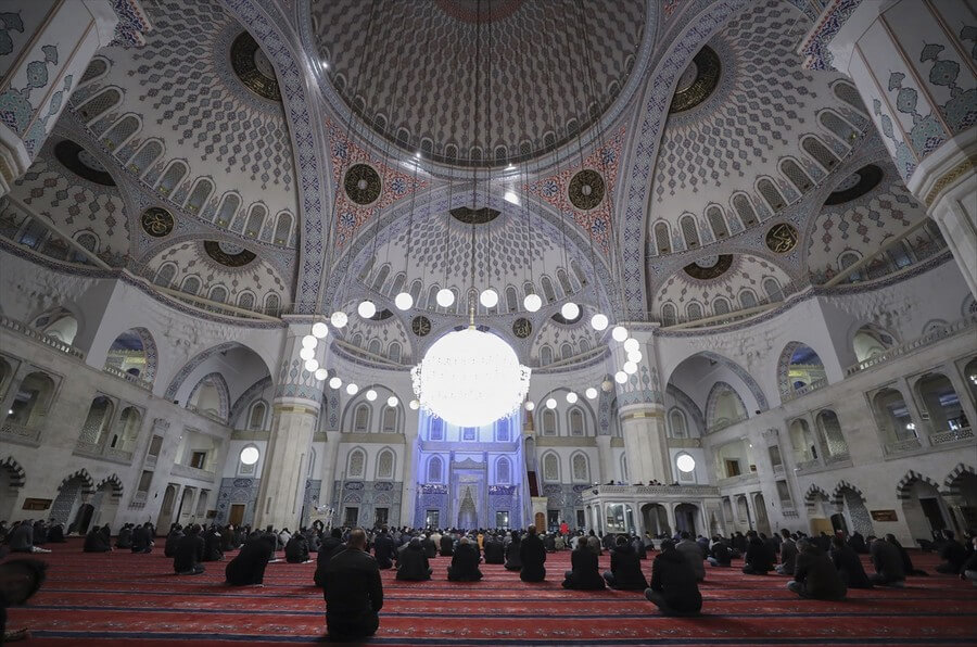 Mirac Kandili camilerde dualarla idrak edildi