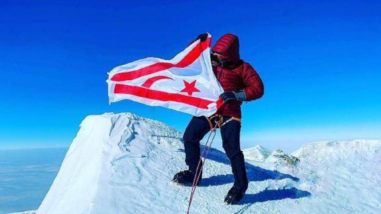  KKTC bayrağını Antarktika'nın zirvesine dikti