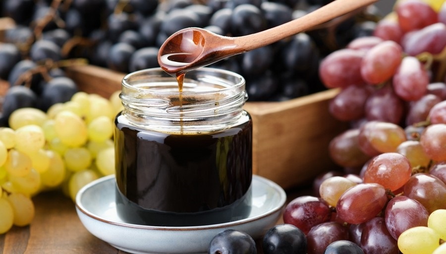 Kışa hazırlık vakti: Pekmez ve nar ekşisi hazırlama