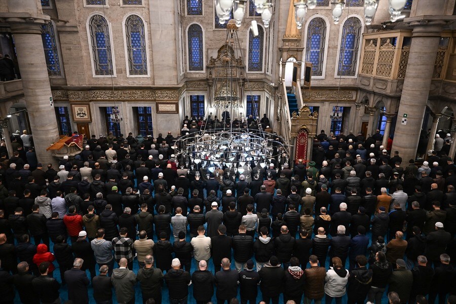 Regaib Kandili dualarla idrak edildi