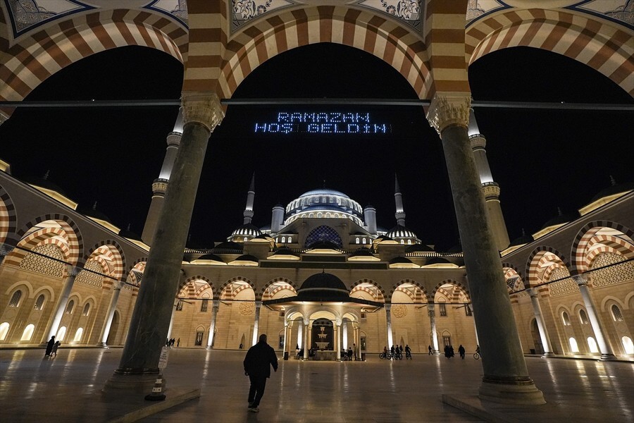 1445 Ramazan ayının ilk teravih namazında camiler dolup taştı