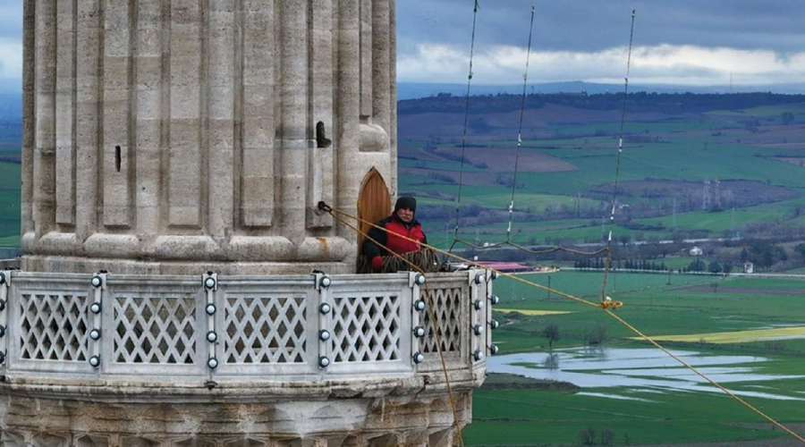 ‘Son mahyacı’ gökyüzünü aydınlatıyor