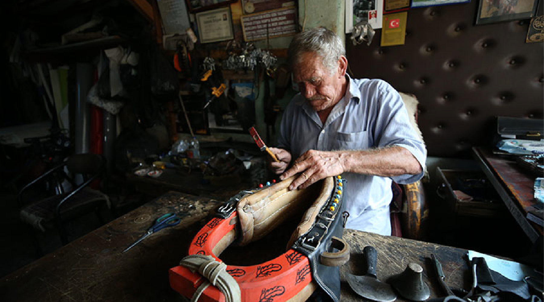 51 yıldır mesleğini sürdüren saraç Nurettin Usta