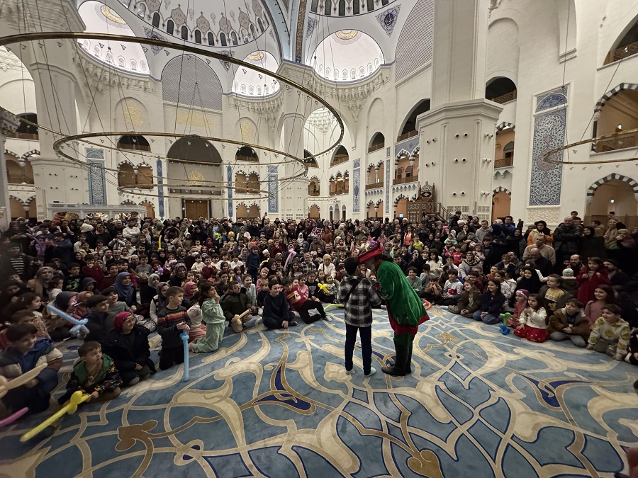 Camiler çocuk sesleriyle şenlendi
