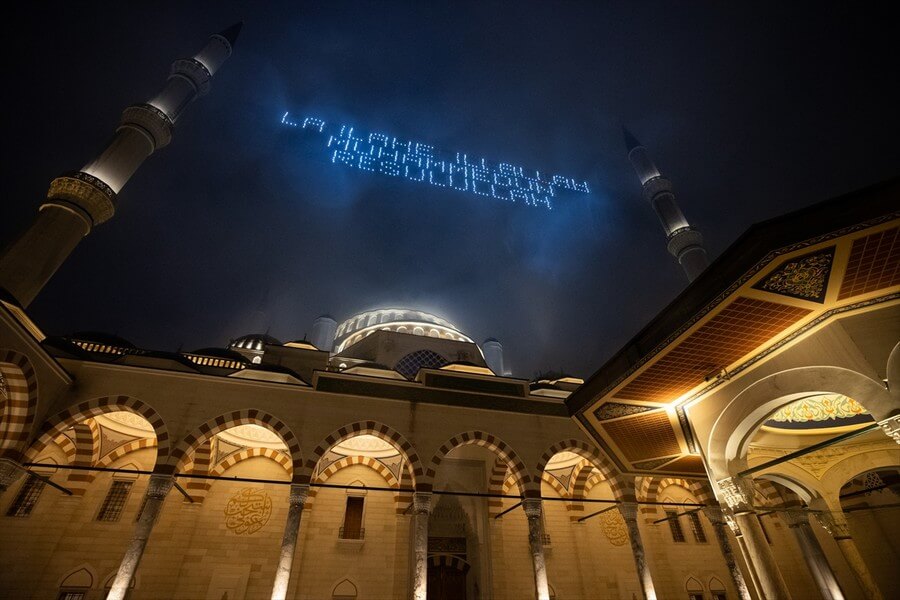 Camiler mahyalarla süslendi