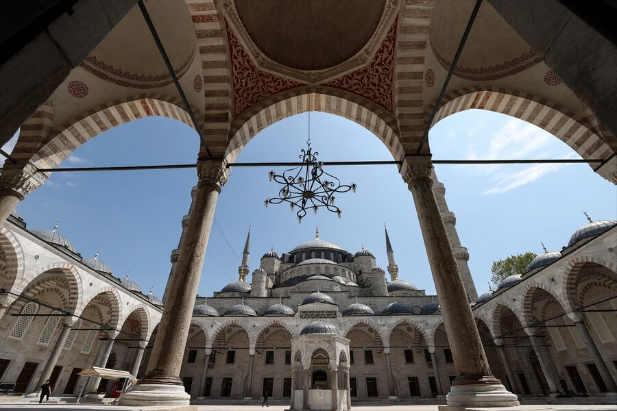 Sultanahmet Camii yeniden ibadete açıldı