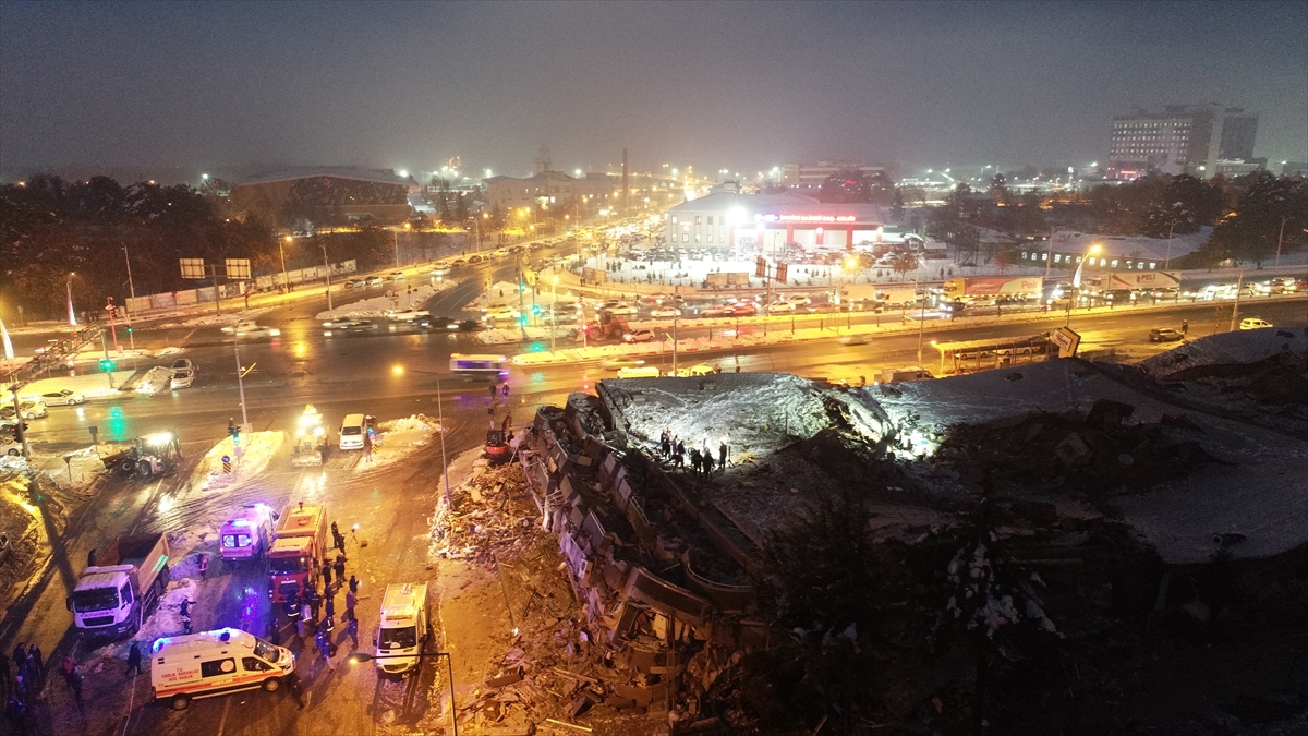 Deprem bölgesinde arama kurtarma çalışmaları sürüyor