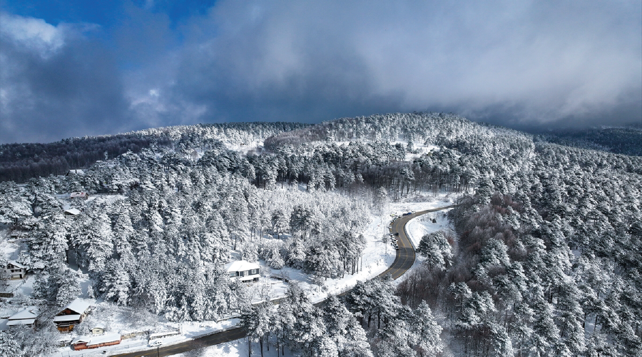 Uludağ yamaçlarının kıvrımlı yolları beyaza büründü