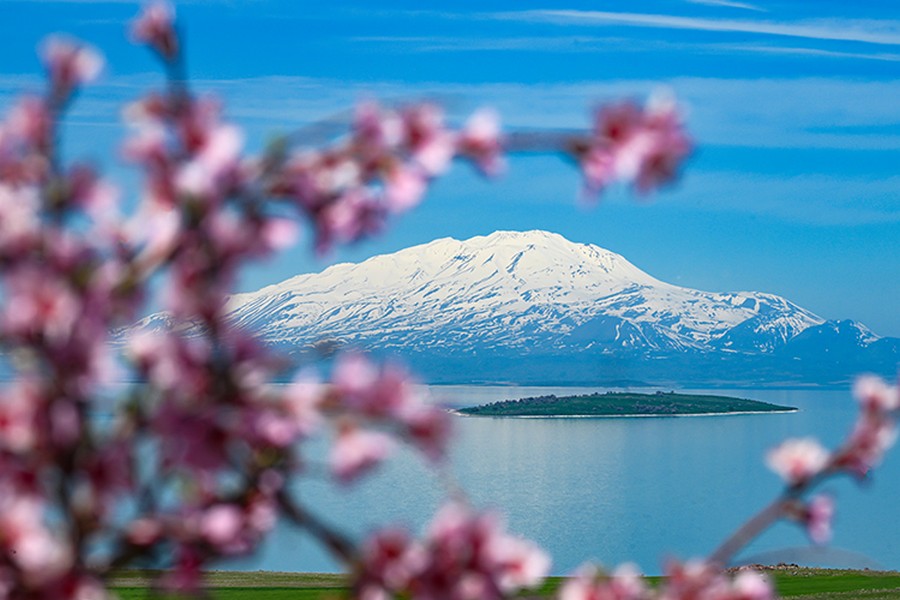 Van'da bir taraf bahar diğer taraf kar var