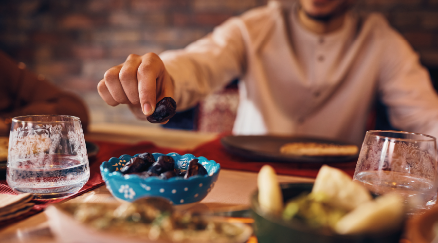 Ramazanda "hızlı ve aşırı yemek" mideyi zorluyor