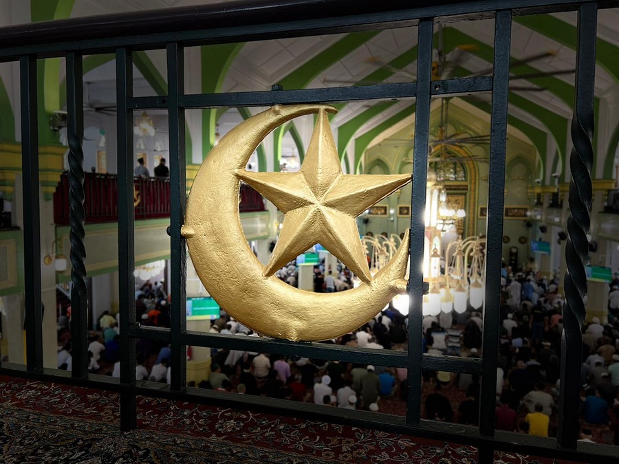 Singapur’da kandiller ve üç aylar coşkuyla idrak ediliyor