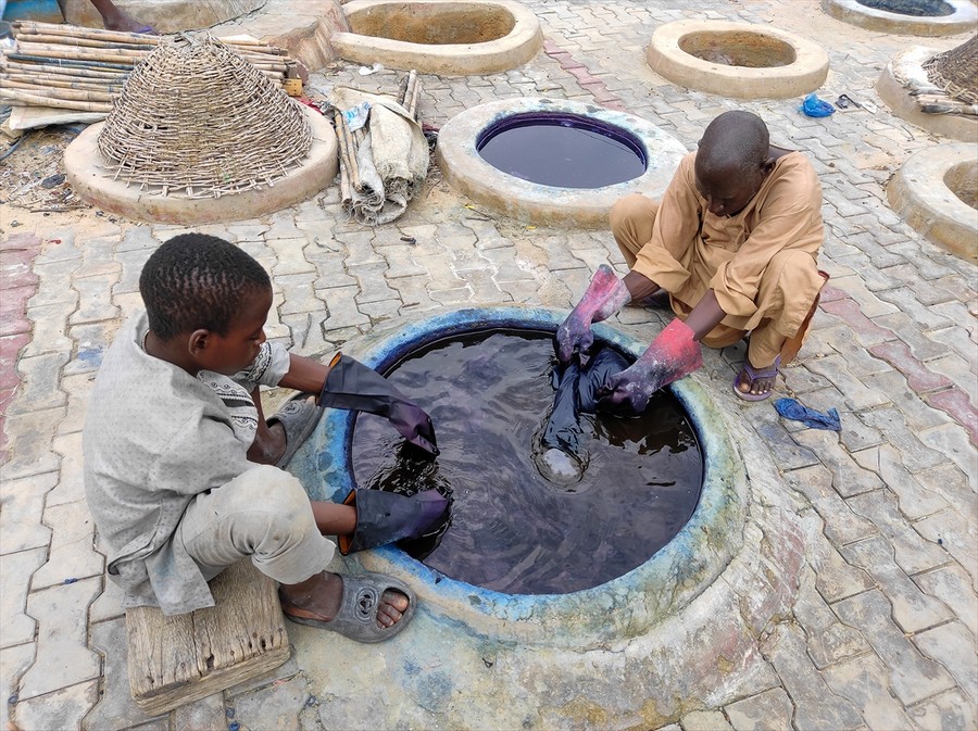Nijerya'da geleneksel yöntemlerle kumaş renklendirme