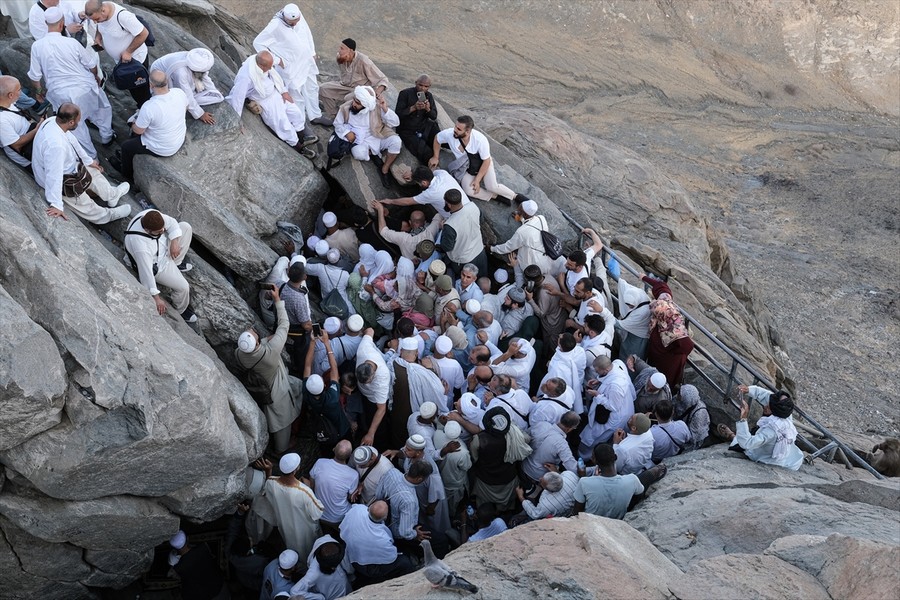 Hacı adayları Hira Mağarası'nı ziyaret ediyor