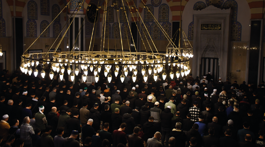 Dünyada ilk teravih namazı coşkusu