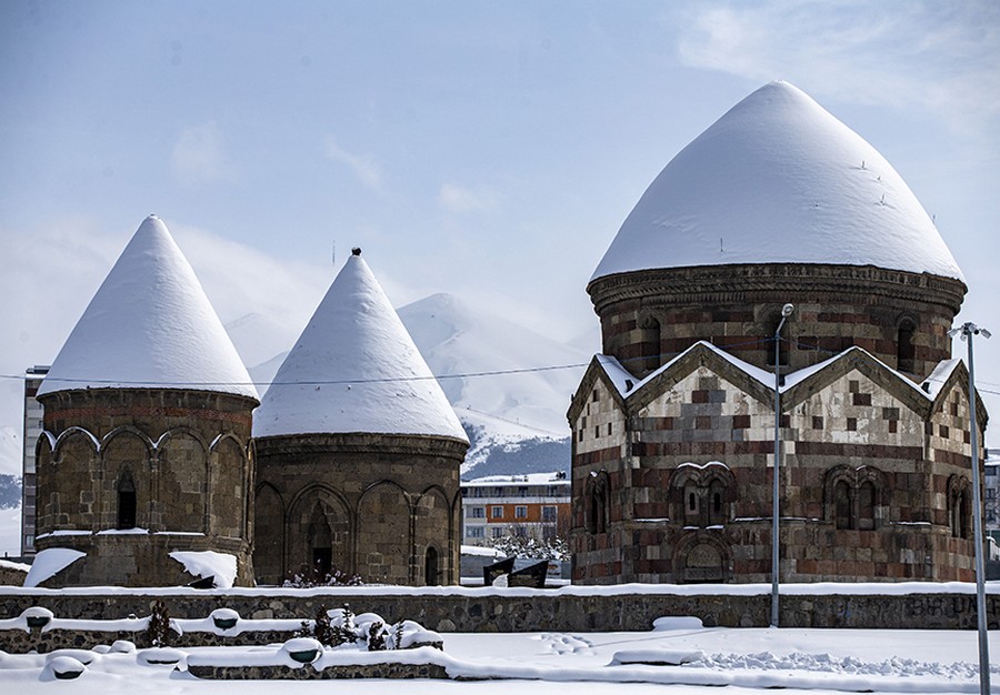 Erzurum'un tarihi mekanlarında kar