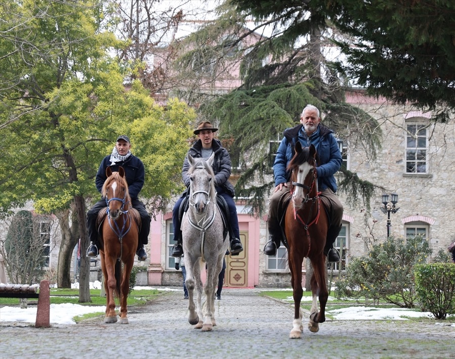 Atlı Hac yolcuları Murad-ı Buhari Tekkesini ziyaret etti